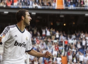 德罗巴在尤文图斯比赛中败北，比赛局势复杂引发热议！赛场气氛高涨(c罗在尤文图斯队的表现)