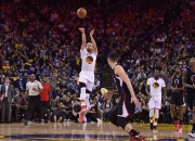 大场面上球员精准投篮，为球队赢得胜利